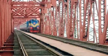 3 killed falling off train in Ishwardi