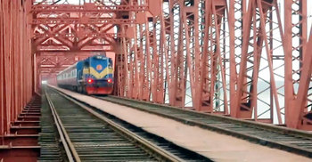 হার্ডিঞ্জ ব্রিজের গার্ডারে ধাক্কা লেগে দুই ট্রেনযাত্রী নিহত