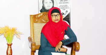 ‘নিরাপত্তাহীনতায়’ বের হতে পারছেন না হাসিনা