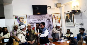 বিকল্পধারার প্রার্থীর হাতে নৌকা তুলে দিলেন পলক