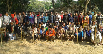 কোদাল নিয়ে বিক্ষোভ