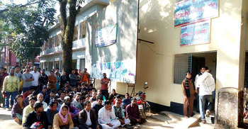 ইউএনও অফিসের সামনে বসে পড়লেন বিএনপির প্রার্থী