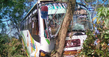 চাকা খুলে দুর্ঘটনার কবলে পুলিশবাহী বাস