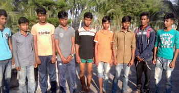 মেয়েদের ঢিল ছোড়ার অভিযোগে ৯ ছাত্রকে পিটিয়ে হাসপাতালে