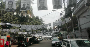 লেমিনেটেড পোস্টারে তাপসের প্রচারণা