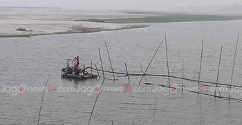 ব্রহ্মপুত্র থেকে বালু তুলছেন নারী কাউন্সিলর