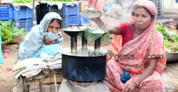 ব্রাহ্মণবাড়িয়ায় জমে ওঠেছে পিঠা-পুলির দোকান