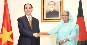 PM holds talks with Vietnam president