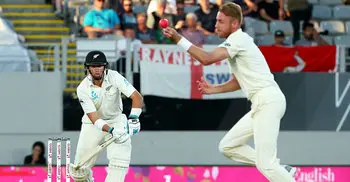 Broad reaches 400 Test wicket milestone