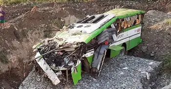 19 dead as bus plunges off Philippine cliff