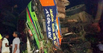 পিকনিকের বাস খাদে, আইডিয়ালের ৩০ শিক্ষার্থী আহত