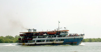 ৭ ঘণ্টা পর তীরে ফিরলো পর্যটকবাহী বিকল জাহাজটি