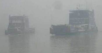 মাঝ পদ্মায় ১০ ফেরি আটকা, চলাচল বন্ধ