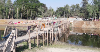 ভরসা তাদের ঝুঁকিপূর্ণ কাঠের সাঁকো