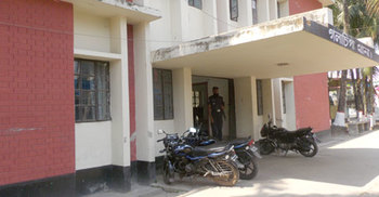 পুলিশকে ধাক্কা দিয়ে হ্যান্ডকাপ নিয়ে পালাল আসামি