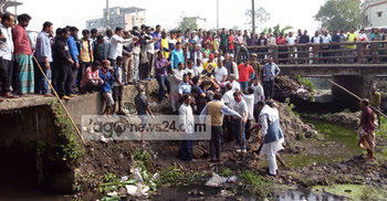 স্লোগান দিয়ে খাল পরিষ্কার করলেন শহরবাসী