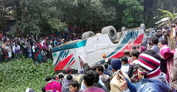 সাইকেল আরোহীকে বাঁচাতে গিয়ে বাস খাদে, নিহত ১