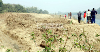 যাদের ক্ষমতা আছে তারাই মাটি কেটে নিয়ে যাচ্ছে