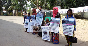 ডিসি কার্যালয়ের সামনে এক অসহায় পরিবার