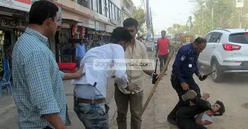 পুলিশের সিগন্যাল না মানায় দুই যুবককে রাস্তায় ফেলে পিটুনি