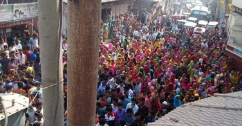 মুন্সীগঞ্জে ফ্যাক্টরি বন্ধ ঘোষণায় শ্রমিকদের সড়ক অবরোধ