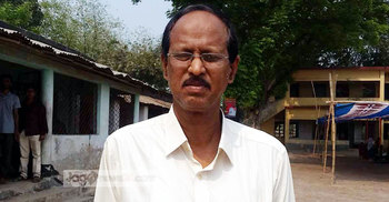 নীরবে কাঁদছেন শিক্ষক দেলোয়ার হোসেন