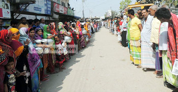 পানির দাবিতে রাস্তায়