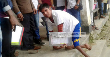 ৩ কিলোমিটার হামাগুড়ি দিয়ে পরীক্ষা কেন্দ্রে আজহারুল