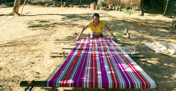 আজও উঠানেই সীমাবদ্ধ পাহাড়িদের কোমর তাঁত