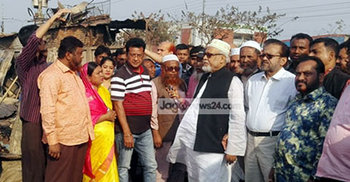 ক্ষতিগ্রস্ত বস্তিবাসীর খোঁজ নিলেন প্যানেল মেয়র