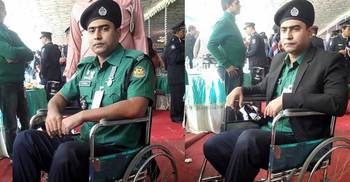 হুইল চেয়ারে বসে পদক নিলেন কনস্টেবল শাওরিত