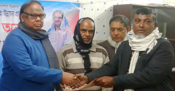 উন্নয়ন প্রকল্পের চেক বিতরণ করল রাজশাহী জেলা পরিষদ