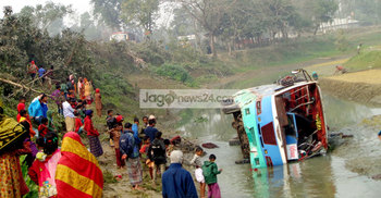 মধুপুরে যাত্রীবাহী বাস খাদে পড়ে আহত ২০