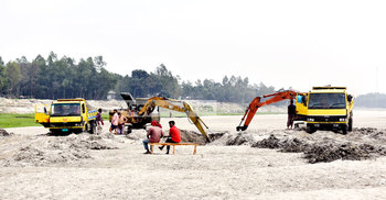 মাঝ নদীতে বাঁধ দিয়ে বালু উত্তোলন