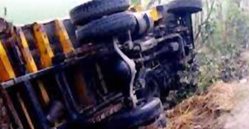 কাঠবোঝাই ট্রাক উল্টে শ্রমিক নিহত