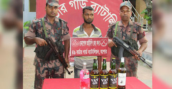 বেনাপোলে ডিউটি ফ্রি শপের মদ পাচারকালে আটক ১