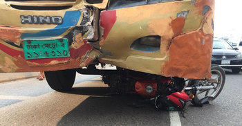 স্নিগ্ধা বাসে পিষ্ট মোটরসাইকেল