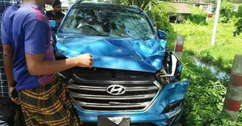 প্রাইভেটকারের ধাক্কায় প্রাণ গেল নারীর