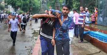 Tension rises in Dhanmondi after miscreants attack student protesters