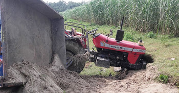 ট্রাক্টর উল্টে প্রাণ গেল চালকের
