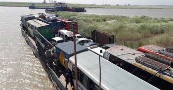 শিমুলিয়া-কাঁঠালবাড়ি নৌরুটে ২২টি যানবাহন নিয়ে ডাম্ব ফেরি আটকা