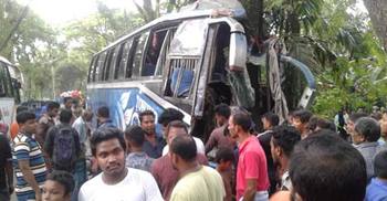সড়ক দুর্ঘটনায় বাসের হেলপার নিহত