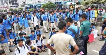 Students block farmgate, seek removal of Shipping Minister