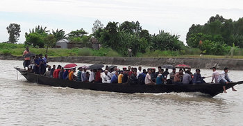 প্রাণ বাঁচানোর উপকরণ নেই বালাসী-বাহাদুরাবাদের নৌকাগুলোতে