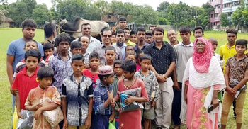 দুস্থ শিশুদের জন্য ৯ গরু দিলেন গাজীপুরের ডিসি