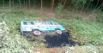 গাজীপুরে শ্রমিকবাহী বাস খাদে পড়ে নিহত ১