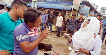 গাজীপুরেও চালকের লাইসেন্স দেখছে শিক্ষার্থীরা