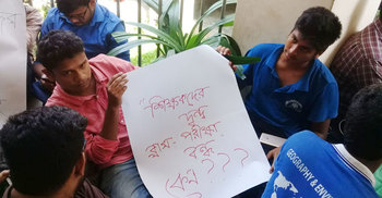 শিক্ষকদের তালাবদ্ধ করে আন্দোলনে জাবি শিক্ষার্থীরা