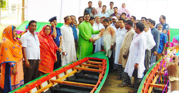 বন্যার পূর্ব প্রস্তুতি হিসেবে নৌকা বিতরণ