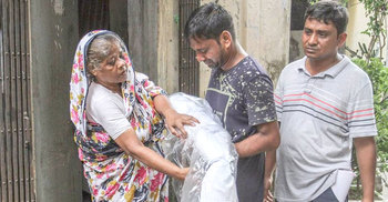 বুকের ধনকে কবরে শুইয়ে দিয়ে এলেন বাবা